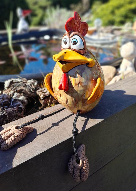 Huhn braun am Teich