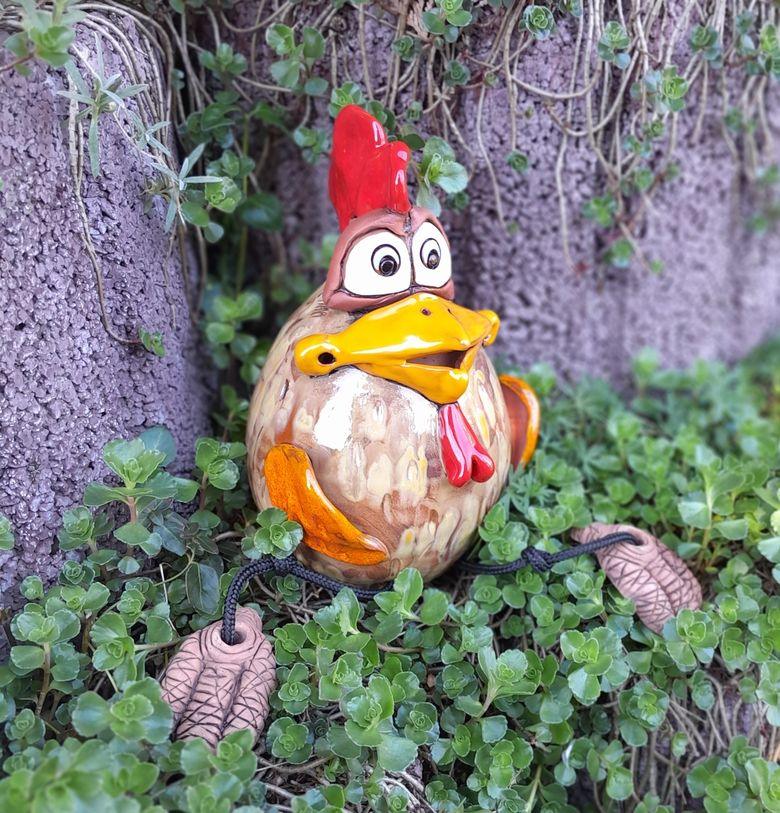 Huhn braun in Blumen